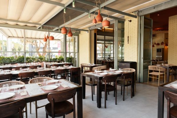 mezze-glyfada-interior-3-medium26940F5A-D1BD-60A3-1A28-5E9BC81670A4.jpg