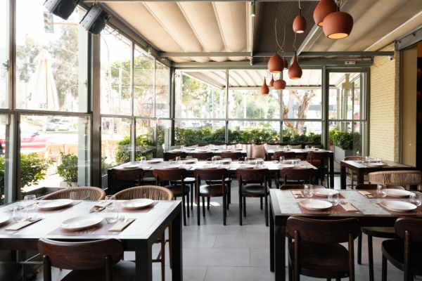 mezze-glyfada-interior-4-medium4020DABC-2653-0C82-E86D-31E657F9A0BB.jpg